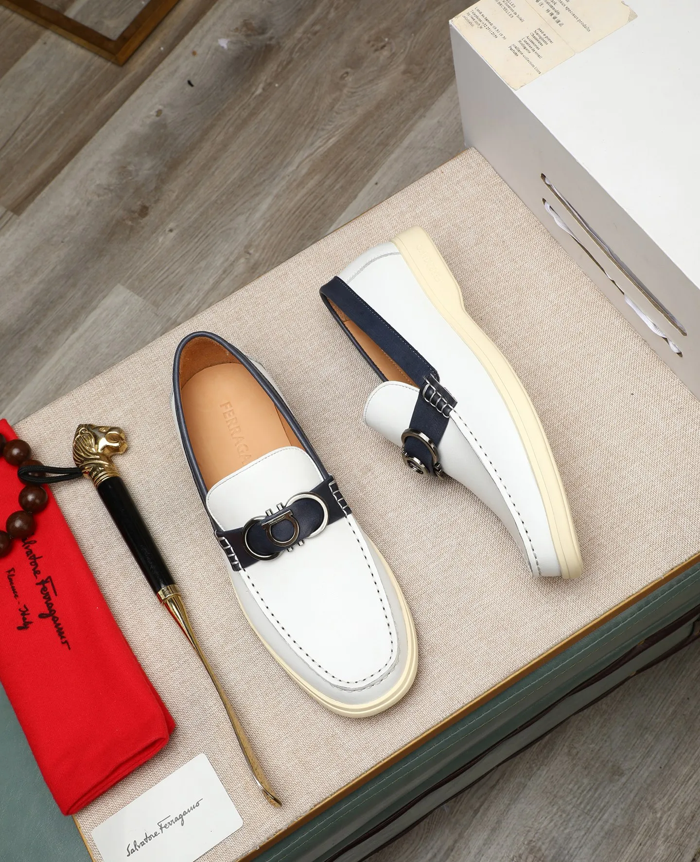 Men's shoes 💰580 📛📛(water-dyed cow lining) Salvatore Ferragamo high-end (Salvatore Ferragamo) is the top international luxury footwear brand. It comes from the fashion kingdom of Italy. It is famous all over the world for its traditional handmade design and novel styles... 🚶🏻🚶🏻New suit shoes are available simultaneously at the counter. This style is purely handmade. The fabric is imported Italian calfskin➕Soft water-dyed cowhide lining. Original authentic outsole🌀🌀Size: 38➖44 (45 46 customized)